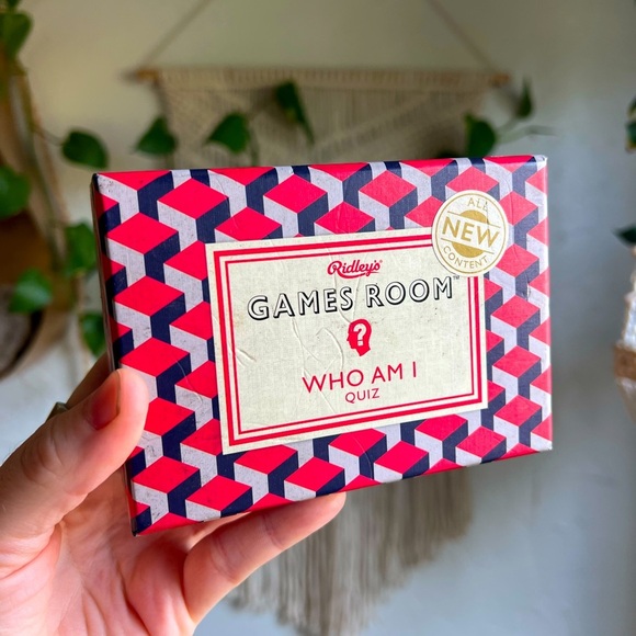 Ridley’s Games Room “Who Am I?” Quiz Game 140 Cards, Party Trivia Guessing Game - Picture 1 of 4